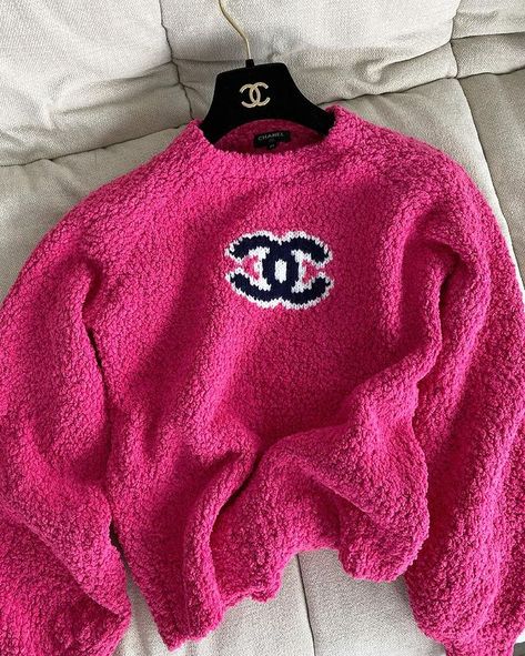 INTO IT ( ¤̴̶̷̤́ ‧̫̮ ¤̴̶̷̤̀ ) (@intoarchive) • Instagram photos and videos Chanel Clothes, Chanel Clothing, Chanel Sweater, Chanel Outfit, Designer Sweater, Luxury Clothes, Love Travel, Vintage Chanel, Looks Style