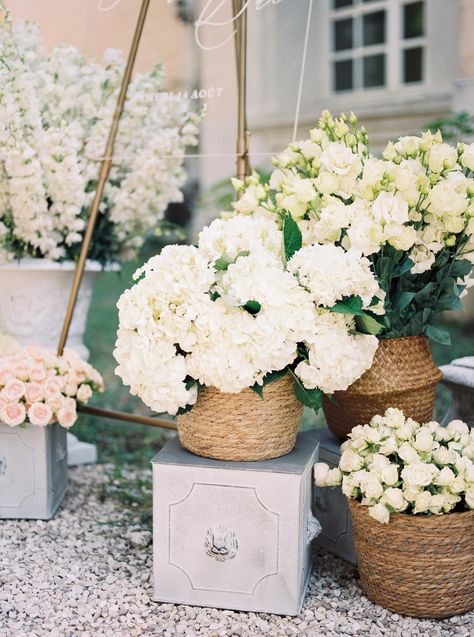 Farm To Table Wedding Decor, French Garden Party Decorations, Baskets Of Flowers Wedding, Basket Floral Arrangements Wedding, French Garden Wedding Flowers, Modern White Wedding Flowers, French Country Wedding Flowers, Basket Florals Wedding, Wedding Floral Basket