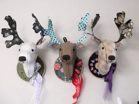 free deer head patterns | Simply Softies” is a collection of twelve of my favourite softie ... Pochette Diy, Reindeer Head, Costura Diy, Faux Taxidermy, Fabric Toys, Fabric Animals, Christmas Sewing, Sewing Toys, Free Sewing