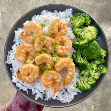 Healthy Bang Bang Shrimp - Food By The Gram Shrimp Macro Meals, Macro Friendly Shrimp Recipes, Healthy Bang Bang Shrimp, Shrimp Dinner Ideas, Weight Watchers Shrimp, Broccoli Healthy, Bang Bang Shrimp Recipe, Shrimp Bowl, Dinner 2023