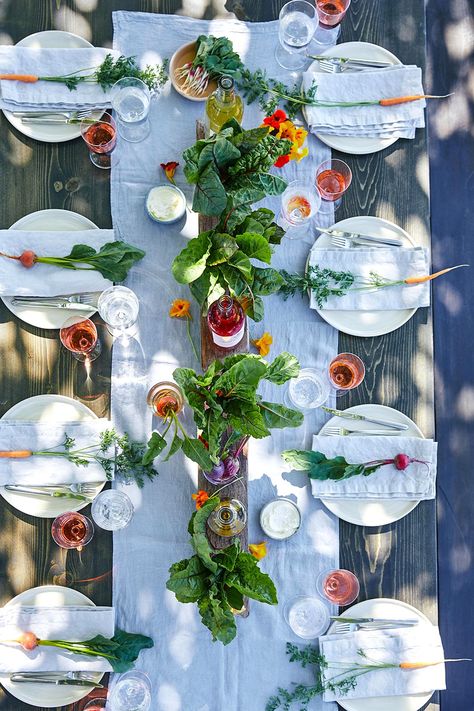 Bring the beauty of the garden to the table with tall glass vessels filled with leafy greens or root vegetables. Set bottles of wine between the greenery for a splash of color, and guests can easily refill their glasses during dinner. #farmhousethanksgiving #centerpiece #thanksgivingtablescapes #thanksgivingdinner #bhg Easy Easter Centerpieces, Easter Place Settings, Rustic Table Setting, Spring Table Settings, Easter Table Runners, Farmhouse Centerpiece, Easter Table Settings, Party Table Settings, Easter Tablescapes