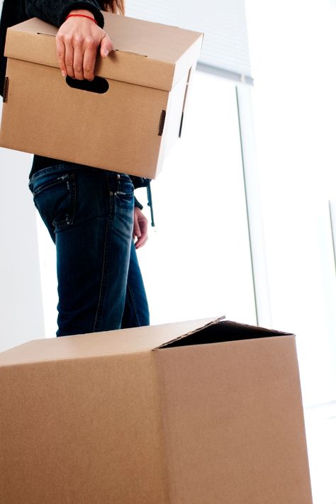 I've got some moving tips to help you stay organized during a move. We've downsized and moved kids from dorms, to apartments, to condos to houses in the past five years and I've learned a lot! Nextdoor App, Ways To Stay Organized, Organizational Hacks, Kitchen Box, Hacks Every Girl Should Know, Moving Supplies, Savings Box, Moving Tips, Moving Services