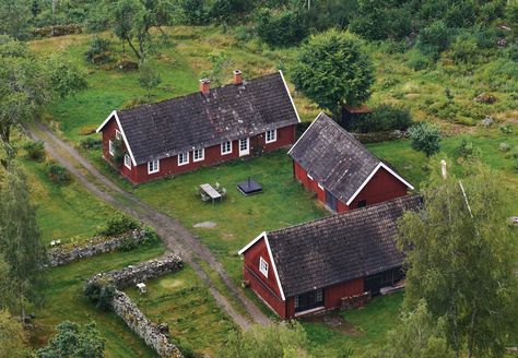 On an 18th-century farmstead in rural Sweden, two Copenhagen designers handcraft a summerhouse that seamlessly melds the modern and the traditional. Scandinavian House Exterior, Swedish Summer House, Scandinavian House, Minimal Windows, Red Farmhouse, Simple Building, Barn Renovation, Modern Renovation, Outdoor Paint