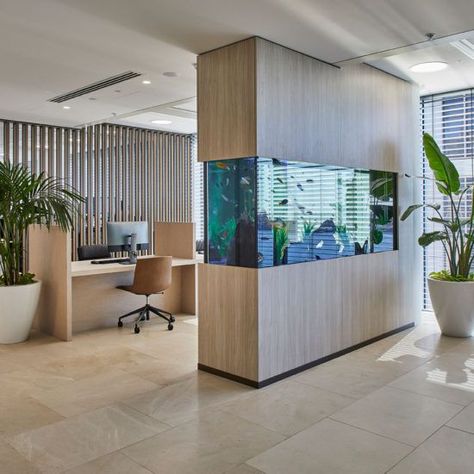 Aquarium Office Design, Aquarium Office Interior Design, Fish Tank In Office, Aquarium Design Ideas House, Contemporary Office Interior Design, Aquarium Interior Design, Wall Aquarium Design, Aquarium Office, Office Fish Tank