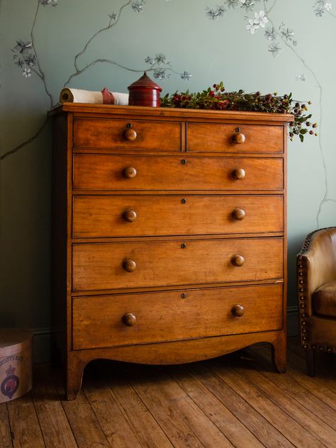 Asheville Aesthetic, Vintage Kitchen Decor Ideas, Nice Bedrooms, Chest Of Drawers Decor, Vintage Furniture Antique, Chest Of Drawers Design, Bedroom Beds, Antique Chest Of Drawers, Dresser Ideas