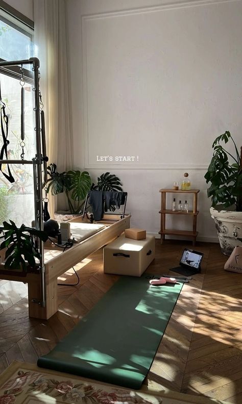 Home Studio Gym, Yoga Station At Home, At Home Pilates Room, Home Pilates Studio Small Spaces, Home Pilates Aesthetic, Yoga Room Aesthetic, Pilates At Home Aesthetic, Gym Room Aesthetic, At Home Yoga Studio