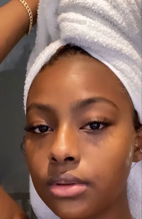 Slayed Edges, Get Rid Of Hyperpigmentation, Nice Skin, Brown Girls Makeup, Justine Skye, Beautiful Brown Eyes, Short Locs Hairstyles, Clear Skin Tips, Bare Face