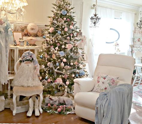 Penny's Vintage Home: Pink Blush and Pale Blue Christmas Tree Pale Pink Christmas, Blush Pink Christmas Tree, Pink And Blue Christmas, Best Artificial Christmas Trees, Christmas Tree Beads, Blue Christmas Tree, Christmas Decorations Living Room, Decorating Themes, Shabby Chic Pink