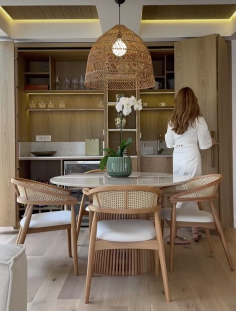 Rattan Dining Chairs Round Table, Rattan Dining Chairs Modern, Bamboo Dining Table And Chairs, Round Dinning Room Table Ideas, Small Living And Dining Room Ideas, Dining Room Rattan, Dining Room Beige, Scandi Furniture, Dining Table Design Modern