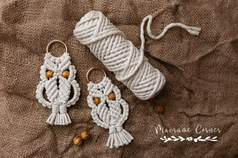 Macrame Owl Keychain, Free Macrame Patterns, Macrame Knots Tutorial, Macrame Owl, Macrame Wall Hanging Diy, Macrame Wall Hanging Patterns, Macrame Hanger, Rope Crafts Diy, Macrame Patterns Tutorials