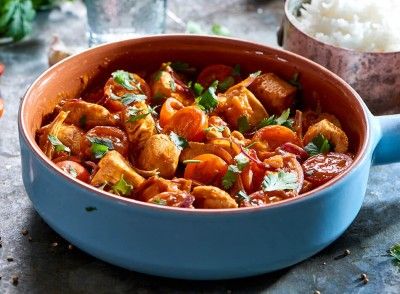 I love this version of Chicken Tikka Masala, because the spinach adds a wonderful texture and colour to the dish. You also can't help but feel virtuous when you include a bit of spinach in your meal. I have added extra spices such as cumin seeds and garlic & ginger Spice Paste to sharpen up those flavours even more - and give the dish extra bite, but if you are short on time or ingredients, it is fine to simply use the Tikka Masala Spice Paste. Butter Chicken Spices, Chicken Pasta Soup, Poulet Tikka Masala, Turkey Curry, Tikka Masala Sauce, Butter Chicken Curry, Butter Chicken Recipe, Chicken Tikka Masala, Chicken Spices