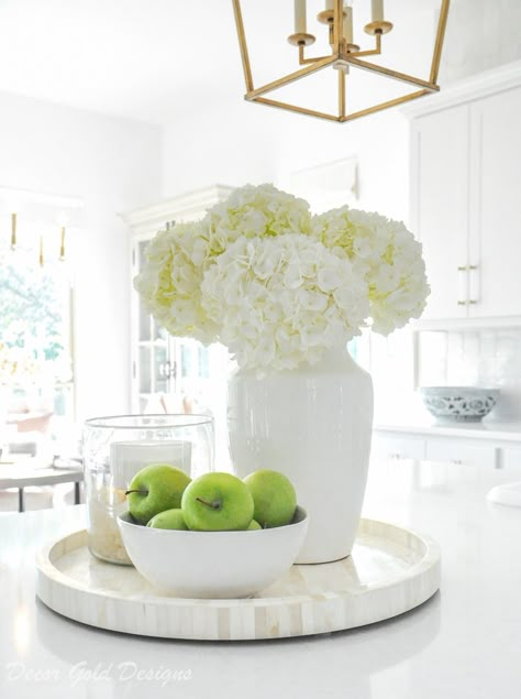 White Home Accessories, Decoration Hall, Kitchen Vignettes, Kitchen Countertop Decor, Countertop Decor, Home Decor White, Kitchen Island Decor, Kitchen Counter Decor, Counter Decor