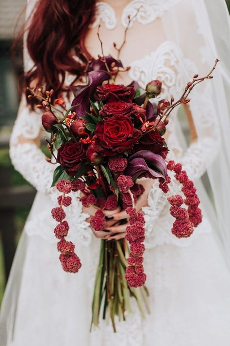 Unique Wedding Bouquet Ideas, Wedding Cakes Red, Red Rose Wedding Cake, Deep Red Wedding, Elopement Bouquet, Burgundy Wedding Cake, Wedding Flower Trends, Unique Wedding Bouquet, Berry Tones