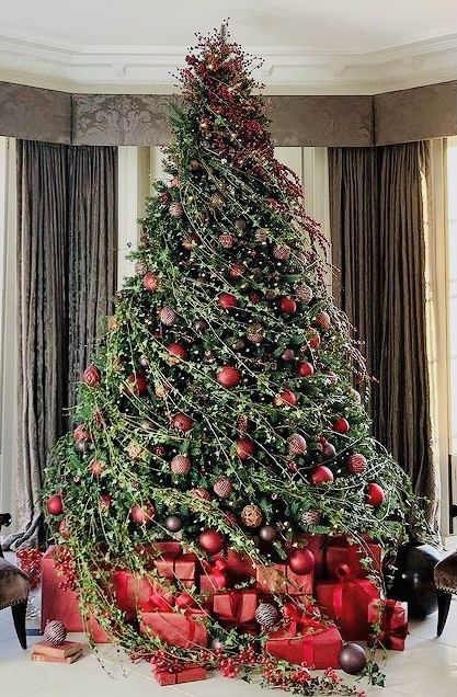 Winter Christmas Tree, Large Christmas Tree, Elegant Christmas Trees, Creative Christmas Trees, Christmas Tree Decorations Diy, Christmas Tree Inspiration, Christmas Interiors, Holiday Christmas Tree, Beautiful Christmas Trees