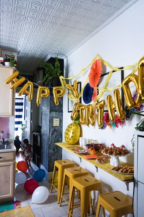 How To Throw An Easy Last Minute Brunch Birthday Party with The Cutest Mini Breakfast Bites Mini Breakfast Bites, Brunch Birthday Party, Hosting At Home, Kids Pizza, Mini Breakfast, Happy Birthday Balloon Banner, Birthday Breakfast, Breakfast Bites, Balloon Banner