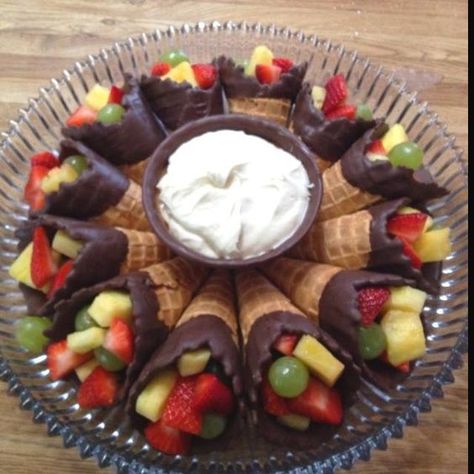 Fruit Cones | 20+ Cute Fruit & Veggie Trays Family Cookout Ideas Food, Fruit Cones, Food Appetizers, Veggie Tray, Läcker Mat, Deilig Mat, Snacks Für Party, Puddings, Fruit Desserts