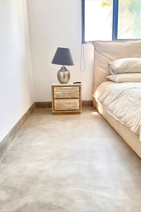 Bedroom Microcement, Concrete Floor Bedroom, Microcement Living Room, Concrete Floors Bedroom, Microcement Floor, Microcement Walls, Cement Floor, Floor Light, Top Floor