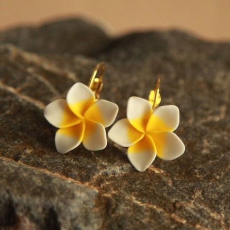 Plumeria earrings- Hawaiian flower earrings- Polymer clay earrings dangle Polymer Clay Hawaiian Flower, Flower Earrings Clay, Tropical Clay Earrings, Summer Polymer Clay, Clay Flower Earrings, Polymer Clay Painting, Clay Keychain, Polymer Clay Flower Jewelry, Diy Earrings Polymer Clay