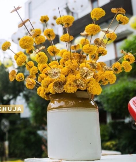 Marigold Table Centerpiece, Onam Table Decor, Diwali Decor Outdoor, Dhol Night Decor, Haldi Table Centerpiece, Haldi Centerpieces, Center Table Decoration Indian, Onam Decoration Ideas, Onam Decor