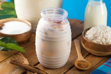 En México el agua de horchata es un clásico, hecha a base de arroz con un toque de canela y leche. Encontrarás varias versiones a que muchos la preparan con mezclando leche evaporada y condensada. Aquí te damos una fácil y rica receta. Aqua Fresca Recipes, Mexican Horchata, Horchata Recipe, Agua Fresca Recipe, Mexican Sweets, Authentic Mexican Recipes, Mexican Drinks, Mexico Food, Agua Fresca