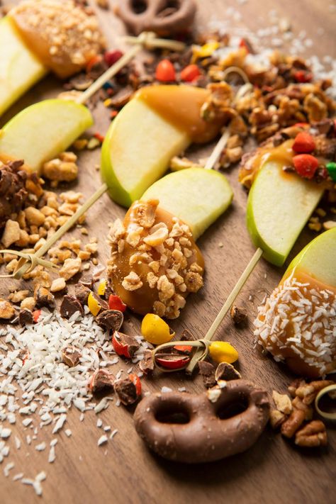 ‘Tis the season—for apples, that is! Have fun with a classic autumn treat by making caramel apple wedges with a variety of tasty toppings. Making Caramel, Diy Caramel, Low Fat Chicken Recipes, Fork Lift, The Nugget, Vegan Party Food, How To Make Caramel, Party Dishes, Fall Treats