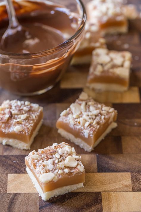 Homemade Caramel Almond Shortbread Bites - Tiny pieces of chocolate covered shortbread topped with the best ever homemade caramel and almonds! Designer Desserts, Shortbread Bites, Almond Shortbread, Caramel Shortbread, Shortbread Bars, Caramel Desserts, Nice Recipes, Sweet Bar, Cookie Brownie Bars