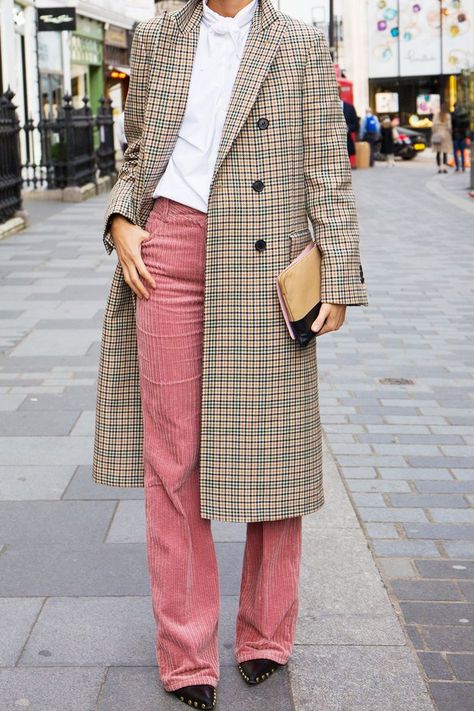 We're getting preppy outfit ideas from British It girls. See them here. Corduroy Pants Outfit, Mode Rose, London Fashion Week Street Style, London Fashion Weeks, Clothing Staples, Coat Outfit, Plaid Coat, Style Fall, Preppy Outfit