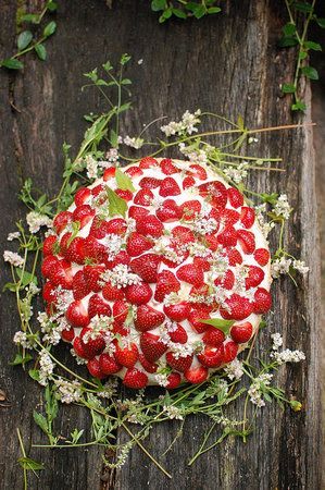 Swedish Midsummer Cake. Strawberry Wedding Cakes, Wildflower Cake, Summer Solstice Party, Wedding Strawberries, Solstice Party, Party Desserts, Summer Solstice, Strawberry Cake, Edible Flowers