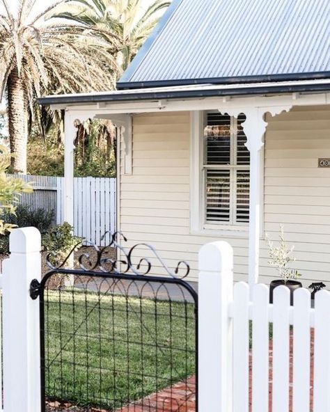 Australian Country Houses, As The Crow Flies, Cottage Extension, Australian Country, Cottage Exterior, Cute Cottage, Cottage Interior, White Picket Fence, Front Gates