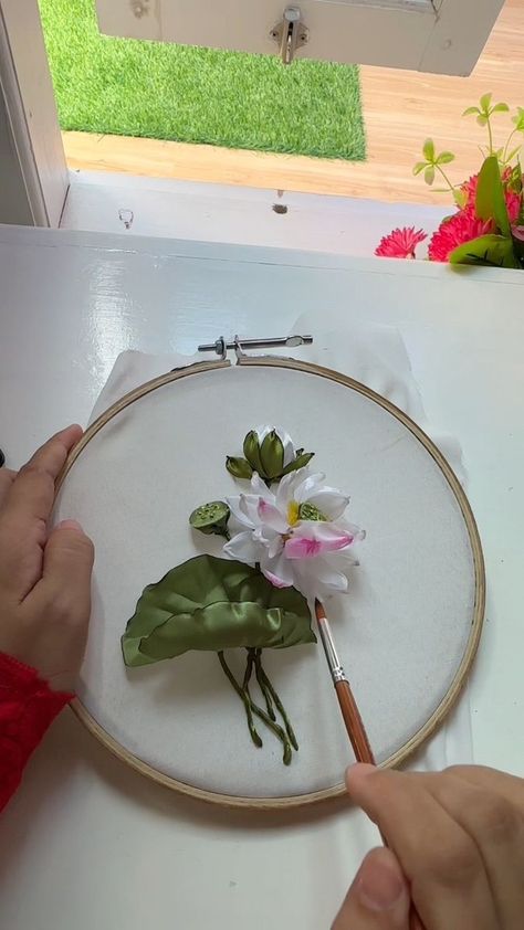 Sulam Pita, Ribbon Embroidery Tutorial, Ribbon Rose, Embroidery Tutorial, Creative Embroidery, Ribbon Roses, Silk Ribbon Embroidery, Flower Embroidery Designs, Flower Embroidery