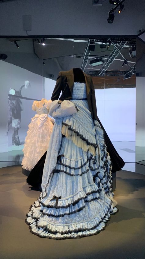 sept 2022 - v&a museum, london - pic by @manon_gdrd London Museums Aesthetic, V&a Museum London, V&a Museum, Studying Fashion, Harry's House, London Museums, Gcse Art, London Photos, Study Style