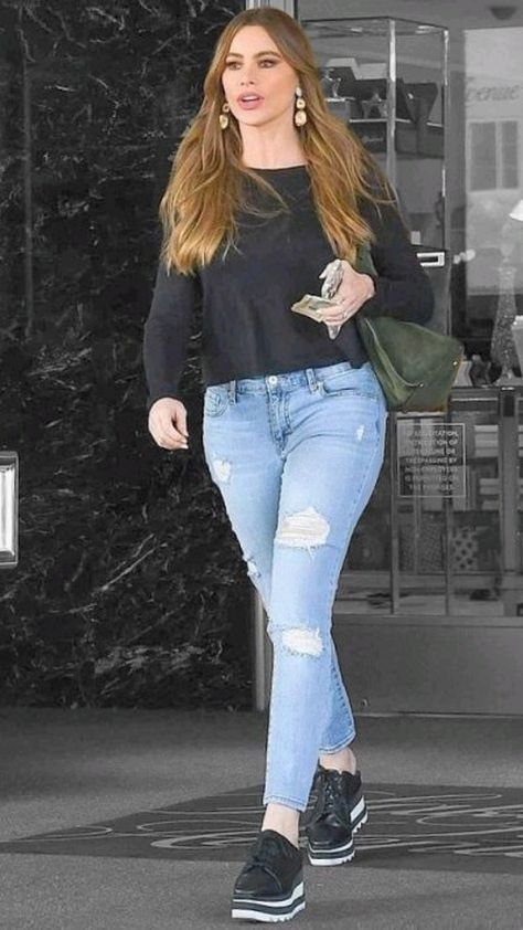 Fall Basic Outfits, Trendy Outfits Jeans, Sofia Vergara Style, Ripped Jeans Style, Carrie Underwood Photos, Mommy Outfits, Soft Dramatic, Most Beautiful Dresses, Sofia Vergara