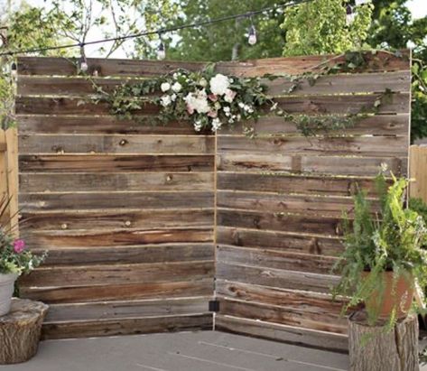 Backyard Wedding Backdrop Diy, Wood Pallet Photo Backdrop, Pallet Arch, Santa Photoshoot, Easter Church Flowers, Santa Backdrop, Wood Backdrops, Valentines Photo Booth, Pallet Backdrop