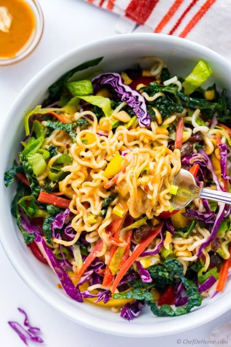 Asian Ramen Noodle Salad Carrots Chicken, Salad Art, Ramen Noodle Salad, Ramen Salad, Dressing Salad, Holiday Salads, Noodle Salad Recipes, Resep Salad, Perfect Salad