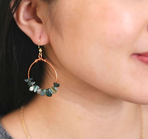 How to make gemstone chip earrings with copper wire Gemstone Chips Jewelry Diy, Chip Bead Jewelry Diy, Gemstone Chip Jewelry, Diy Gemstone Earrings, Gemstone Chips Jewelry, Chip Bead Jewelry, Chip Jewelry, Diy Gemstone Jewelry, Crystal Jewelry Diy