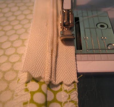 Sewing an Invisible Zipper with a regular zipper foot #technique Zipper Tutorial, Sew Zipper, Sewing 101, Costura Diy, Sewing Class, Sewing Lessons, The Invisible, Sewing Tips, Sewing Basics