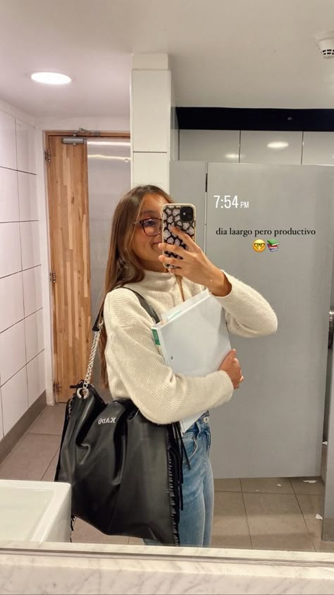 Studious Aesthetic Outfit, Casual Outfits For University, University Story Instagram, University Instagram Stories, Uni Aesthetic Outfits, Back To University Outfit, University Aesthetic Outfit, Study Outfit Aesthetic, University Ootd