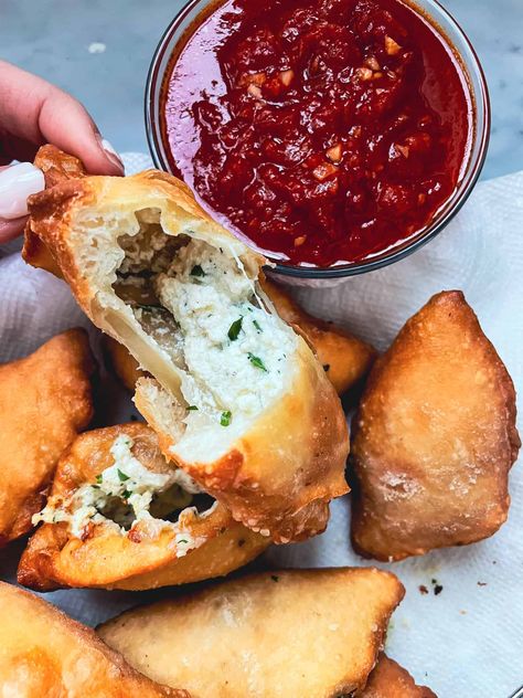 Deep Fried Calzones, Deep Fried Pizza Dough, Fried Calzone Recipe, Fried Pizza Dough, Fried Pizza, Panzerotti Recipe, Deep Fried Pizza, Deep Fried Recipes, Italian Street Food