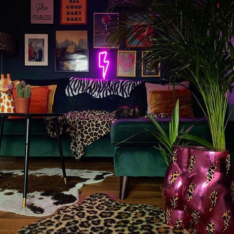 Funky Dark Bedroom, Rockabilly Living Room Ideas, Eclectic Beauty Salon, Colorful Maximalist Home, Eclectic Salon, Bright Maximalist Decor, Funky Room Decor, Jungle Room Decor, Maximalist Living Room