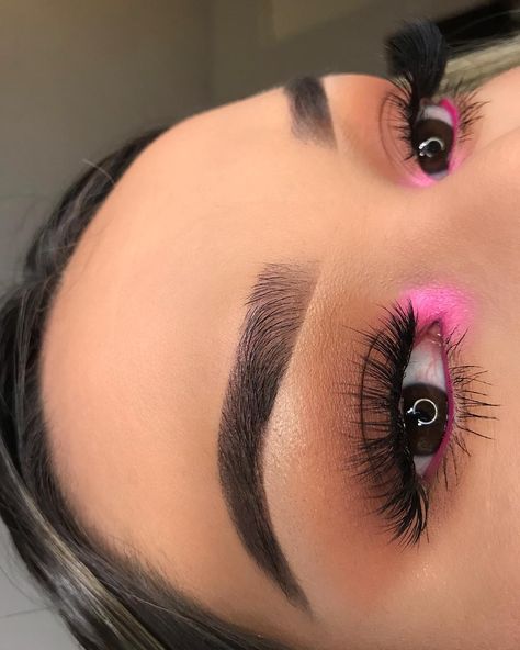 S A R A H  L U N A 🌹 on Instagram: “Little pop of pink 💘  @anastasiabeverlyhills “Soft Glam “ palette Inner corner: @morphebrushes “35b” topped with @katvondbeauty “alchemist”…” Makeup Inner Corner, Concert Makeup Looks, Machiaj Smokey Eyes, Soft Glam Palette, Rosa Make-up, Bunny Makeup, Make Up Designs, Pink Eyeshadow Look, Concert Makeup