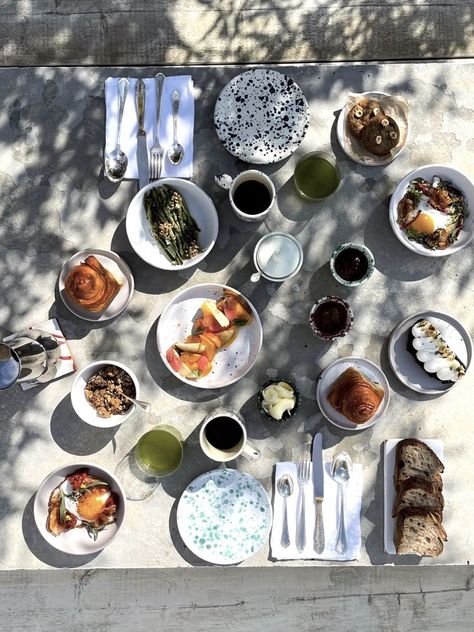 Lunchtime at Masseria Moroseta. #Lunchtime MasseriaMoroseta #exterior #minimalism #design #monochrome #masseria #lamia #lighting #puglia #lifestyle #architecture #tablesetting #crockery #gourmet Moroseta Masseria, Puglia Food, Masseria Moroseta, Food Shoot, Minimalism Design, Dry Stone, Conde Nast, Easy Food, Lunch Time