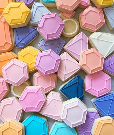 Gemstone icing cookies by @hol_fox Iced Gems Cookies, Holly Fox Cookies, Fox Macarons, Jasmine Party, Cookie Table, Iced Biscuits, Geometric Wedding, Shimmer N Shine, Pretty Cookies