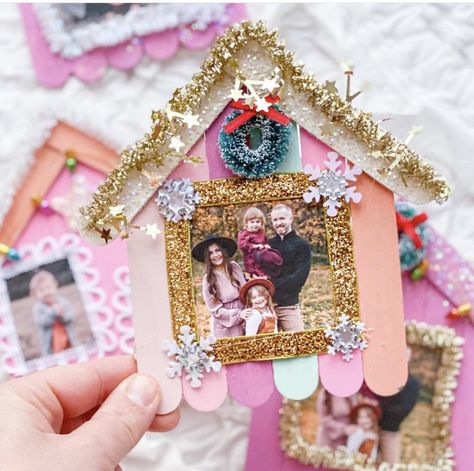 Popsicle Stick House Ornament, Toddler Photo Ornament Craft, Diy Popsicle Stick Ornaments, Christmas School Gifts For Kids, Popsicle Stick Ornaments With Picture, Cute Popsicle Stick Crafts, Christmas Gift Crafts For Kids To Make, No Mantle Christmas Decor, Popsicle Stick Ornaments Kids