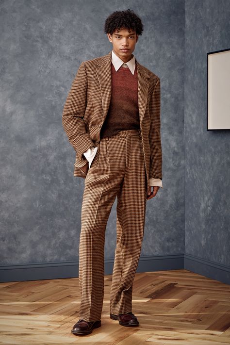 Todd Snyder - Fall 2023 Menswear https://www.vogue.com/fashion-shows/fall-2023-menswear/todd-snyder/slideshow/collection#37 Mens Fall 2023 Fashion, Men’s Suits 2023, Christmas Ootd, Husband Fashion, Fall 2023 Menswear, 2023 Menswear Fashion Show, Fashion 23, Look 80s, Brown Outfits