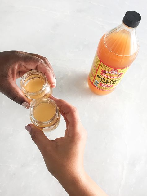 ACV, errr'day! We love us some apple cider vinegar (ACV)! As you browse through the Tone It Up Nutrition Plan, you'll notice we feature it in several recipes, including our morning Meta D shots. ACV has been hailed as a nutrition superstar in the health... #apple #applecidervinegar #benefits Applecidervinegar Benefits, Apple Cider Vinegar Warts, Apple Cider Vinegar Shots, Apple Cider Vinegar Remedies, Apple Cider Vinegar Benefits, Apple Cider Vinegar Drink, Apple Cider Benefits, Easy Diet Plan, Cold Sores Remedies