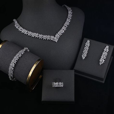 Formal Wedding Jewelry, Silver Jewelry Set Wedding, Wedding Accessories For Bride Jewelry, Most Expensive Jewelry, Bridal Jewelry Sets Brides, Unique Gold Jewelry Designs, Bride Jewelry Set, Instagram Site, Neck Pieces Jewelry