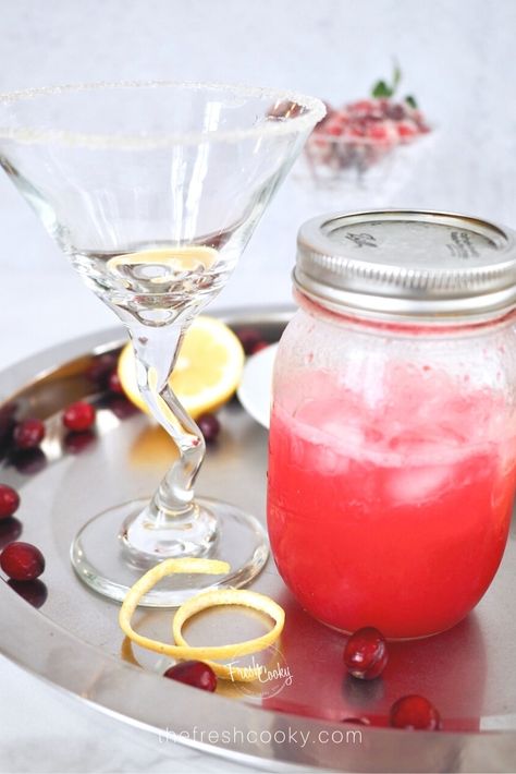 Gorgeous, all natural Cranberry Lemon Drop Martini. Step-by-step recipe on the blog @thefreshcooky | #cocktail #vodka #cranberries #simplesyrup #holiday #Christmas #Thanksgiving #NewYearsEve Cranberry Lemon Drop Martini, Cranberry Lemon Drop, Lemondrop Martini, Lemon Martini, Cranberry Martini, Cranberry Simple Syrup, Festive Holiday Cocktails, Cocktail Vodka, Vodka Ice