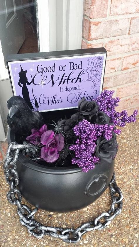 Luxury Halloween, Witches Ball, Romantic Bedroom Ideas, Mantle Styling, Witch Cauldron, Festa Harry Potter, Creepy Halloween Decorations, Autumn Home Decor, Easy Halloween Decorations