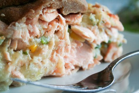 Rustic Salmon Pie Canadian Meat Pie Recipe, Recipes Quiche, Salmon Pie, Kitchen Ipad, Asian Salmon, Best Salmon, Inexpensive Dinners, Pie Maker, Fish Pie