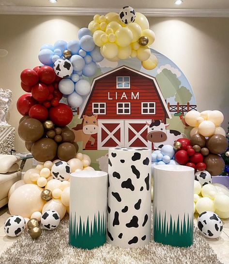 BALLOONS by Samantha Orantes (@orantes.designs) posted on Instagram: “Old MacDonald had a farm 🐖🐄🐥🐴 How adorable is our new farm backdrop! Also take a look at the customization on the plinths 🐽…” • Dec 18, 2020 at 3:44am UTC Cow Print Balloons, Barn Birthday Party, Farm Theme Birthday, Farm Baby Shower, Fest Temaer, Farm Themed Birthday Party, Farm Animals Birthday Party, Barnyard Party, Cowboy Baby